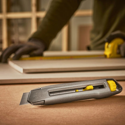 Afbeelding STANLEY afbreekmes interlock 18mm 0-10-018