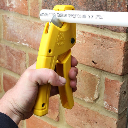 STANLEY PLASTIC PIJPSNIJDER 28 MM