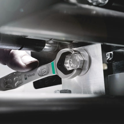 <b>Steeksleutel Joker</b><br/>Toen wij begonnen met het onderzoeken van steeksleutels hebben we ons de volgende vragen gesteld: Waarom moet een steeksleutel voortdurend gedraaid worden; waarom is deze schuin; waarom ben je voortdurend schroeven kwijt; waarom glijdt je weg en waarom raak je gewond aa