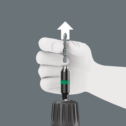 <b>Rapid-out</b><br/>Om de bit te wisselen, de schuifhuls naar voren schuiven: Het veermechanisme tilt de bit van de magneet op en ontgrendelt het gereedschap. De bit kan zonder problemen eruit gehaald worden. Extra handig: moeiteloos eruit halen zonder hulp, ook bij de kleinste bits.