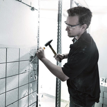 Schroevendraaiers worden vaak als beitel misbruikt. Dat is niet zonder risico's. De schroefbeitel is dé oplossing als u meer wilt dan alleen schroeven. Voor het schroeven, beitelen, aanzetten en losdraaien van vastzittende schroeven. Wera schroefbeitel: De schroevendraaier voor het ruigere werk!