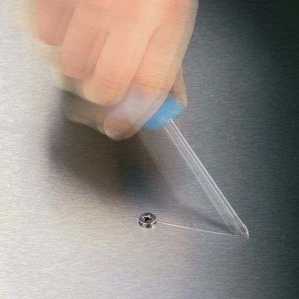 Keer op keer gebeurt het dat je bij het schroeven uit de schroef glijdt. Soms worden waardevolle oppervlakten beschadigd of is letsel het gevolg. De punt van de Wera Lasertip-schroevendraaier word met de laser microscopisch fijn opgeruwd. Deze microruwe oppervlakte bijt zich in de schroevenkop vast.