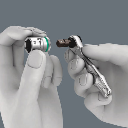 Bits en doppen. Bits kunnen direct opgenomen worden maar er kan ook een bithouder worden gebruikt. Deze zorgt tevens voor een verlenging met vrijloophuls. De doppen hebben een 1/4" zeskant op vierkant adapter nodig. b.v. Wera 870/1 (bij bit-box en individuele Bit-ratel bijgevoegd).