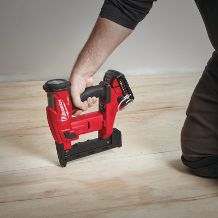 Milwaukee M18 FNCS18GS-202X Afwerkingstacker 18V (accu tacker)