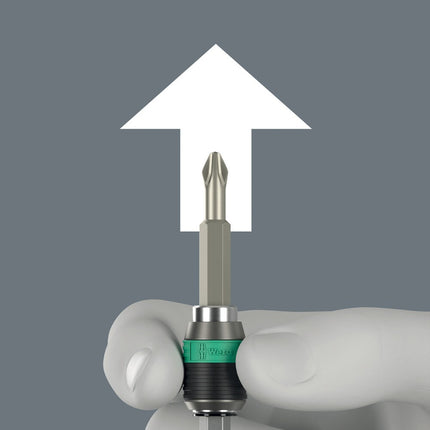 Om de bit te wisselen, de schuifhuls naar voren schuiven: Het veermechanisme tilt de bit van de magneet op en ontgrendelt het gereedschap. De bit kan zonder problemen eruit gehaald worden. Extra handig: moeiteloos eruit halen zonder hulp, ook bij de kleinste bits.